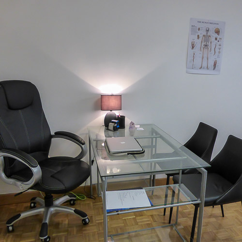 Espace d’échange et bureau du cabinet d’ostéopathie à Antibes