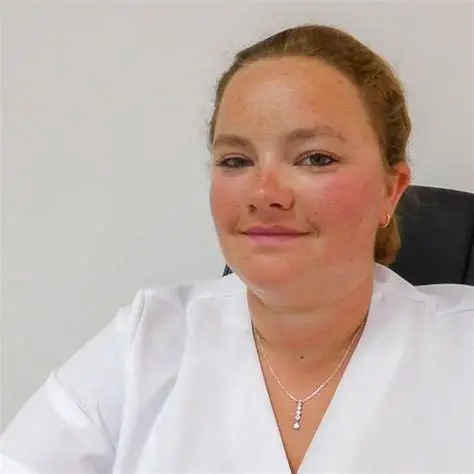 Portrait d’Amélie Jéhanne, ostéopathe D.O. à Antibes